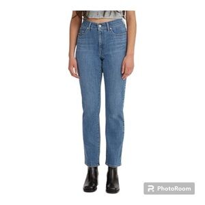 Levi’s Womens classic straight Medium Wash Jeans | 18W